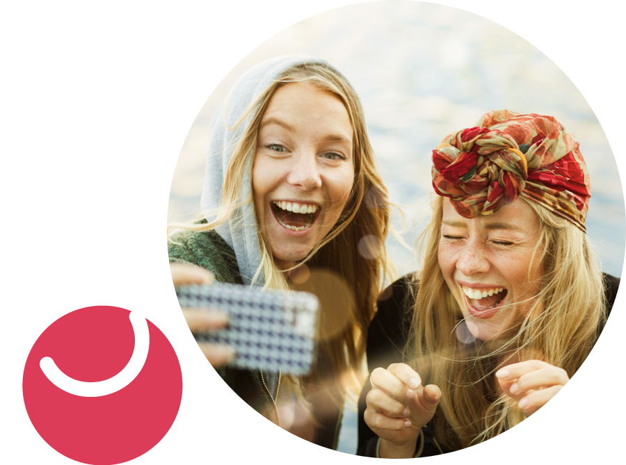 circles-lifestyle-girls-mobile-selfie